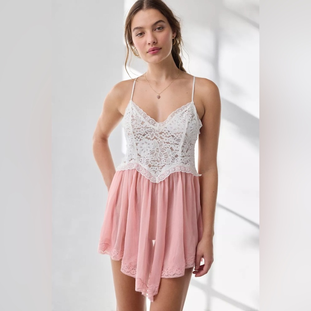 UO Out From Under Cassandra Sheer Lace + Mesh Hanky Hem Slip